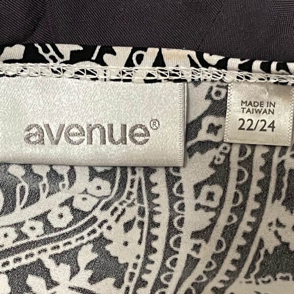 AVENUE Wrap style Black and White Knit Dress, Size 22/24 - Picture 5 of 7